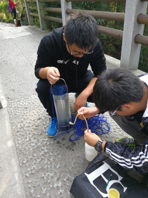 学生正在采集西溪湿地水样