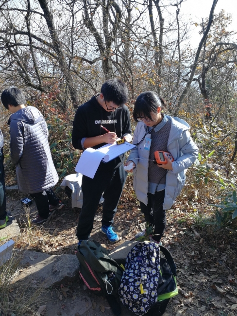 学生沿着登山路径测量各种基本生态环境参数，观测植被垂直梯度