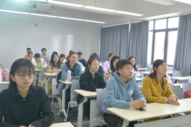 同学们认真听讲