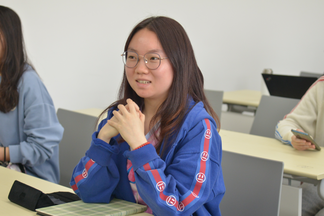 陈薇多同学向老师讲述自己的问题