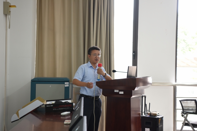 陈小勇老师向全院老师做工作汇总并部署新学期工作