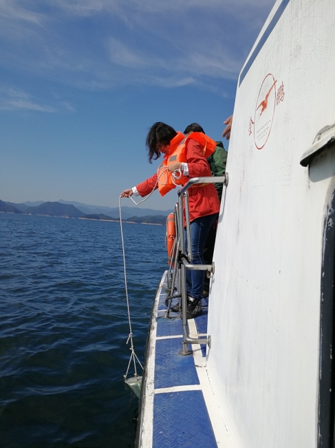 学生正在采集千岛湖水域富有生物 学生正在采集千岛湖水域富有生物