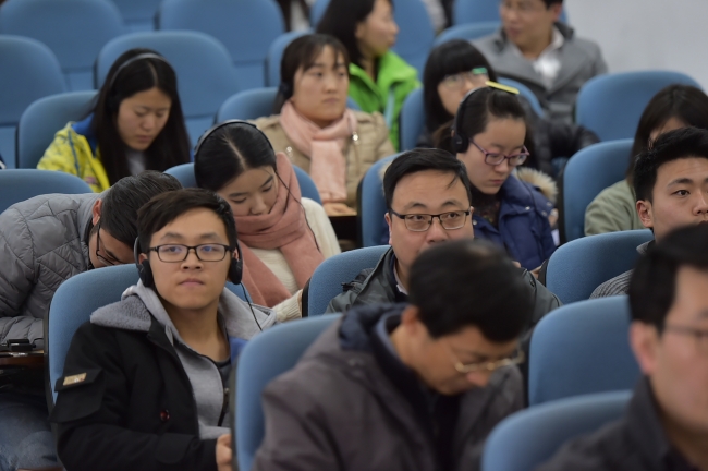 学院师生参加讲座