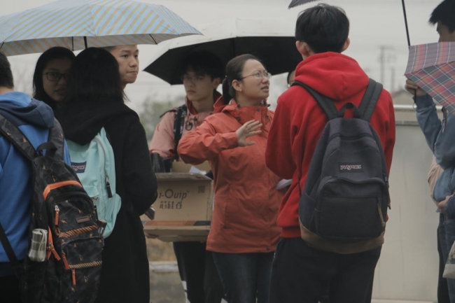 黄莹莹老师在和同学们讨论调查方案的可行性