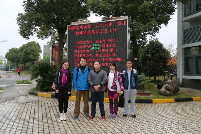 老师与助教的合影