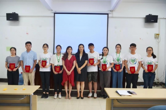 生态学优秀营员与老师亲切合影1