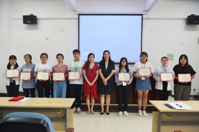 生态学优秀营员与老师亲切合影