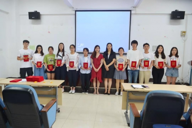 环境科学与环境工程部分优秀营员与老师亲切合影