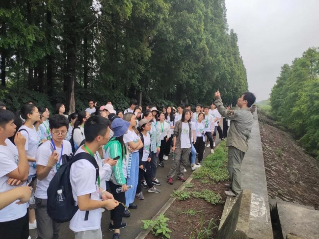 赵志鹏带领营员考察崇西水闸