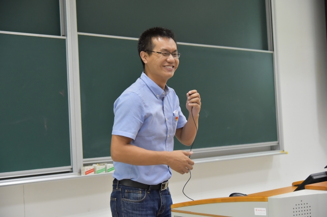 夏建阳老师与新生亲切交流